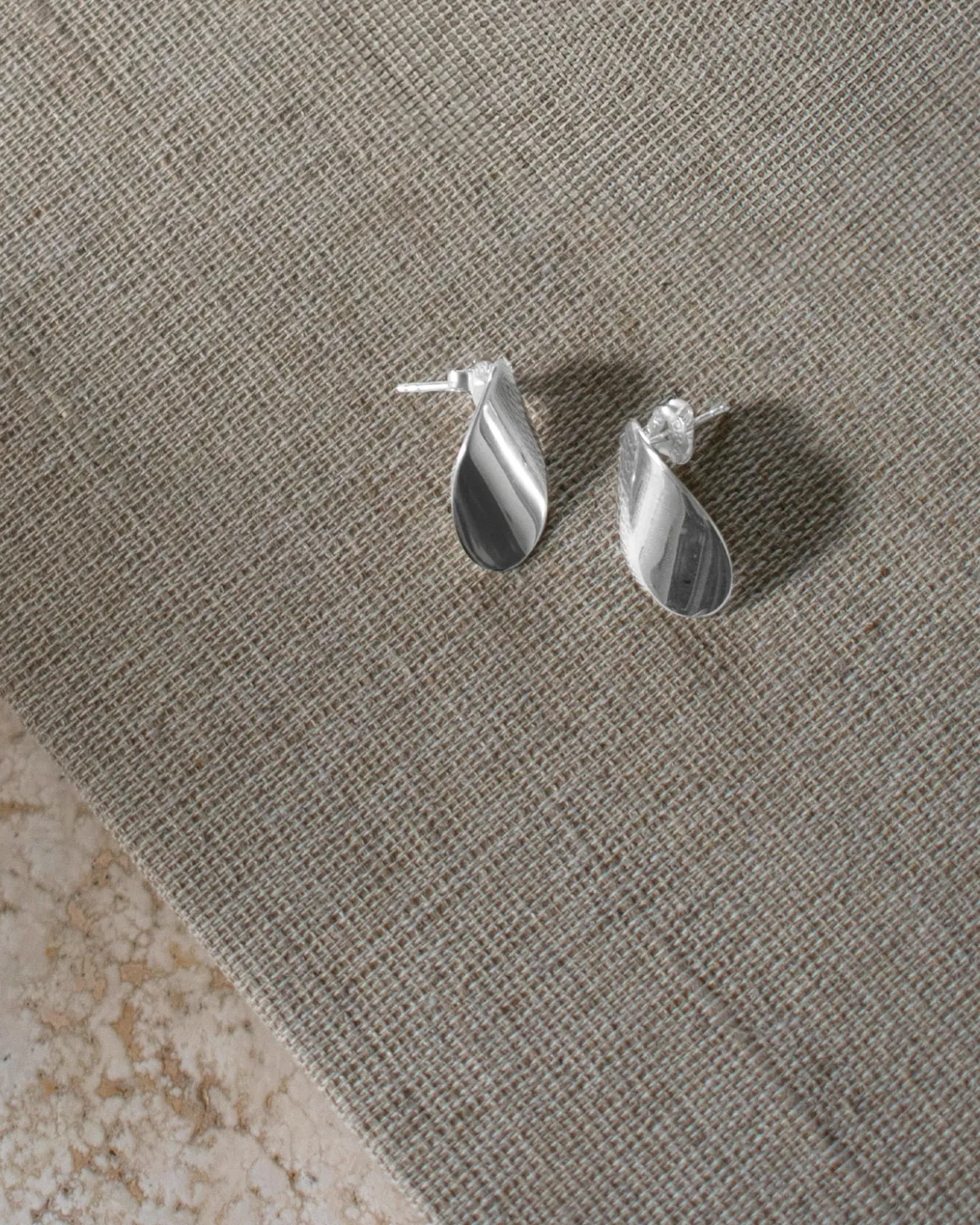 aqua_small_studs_silver_2.webp Aqua small studs silver