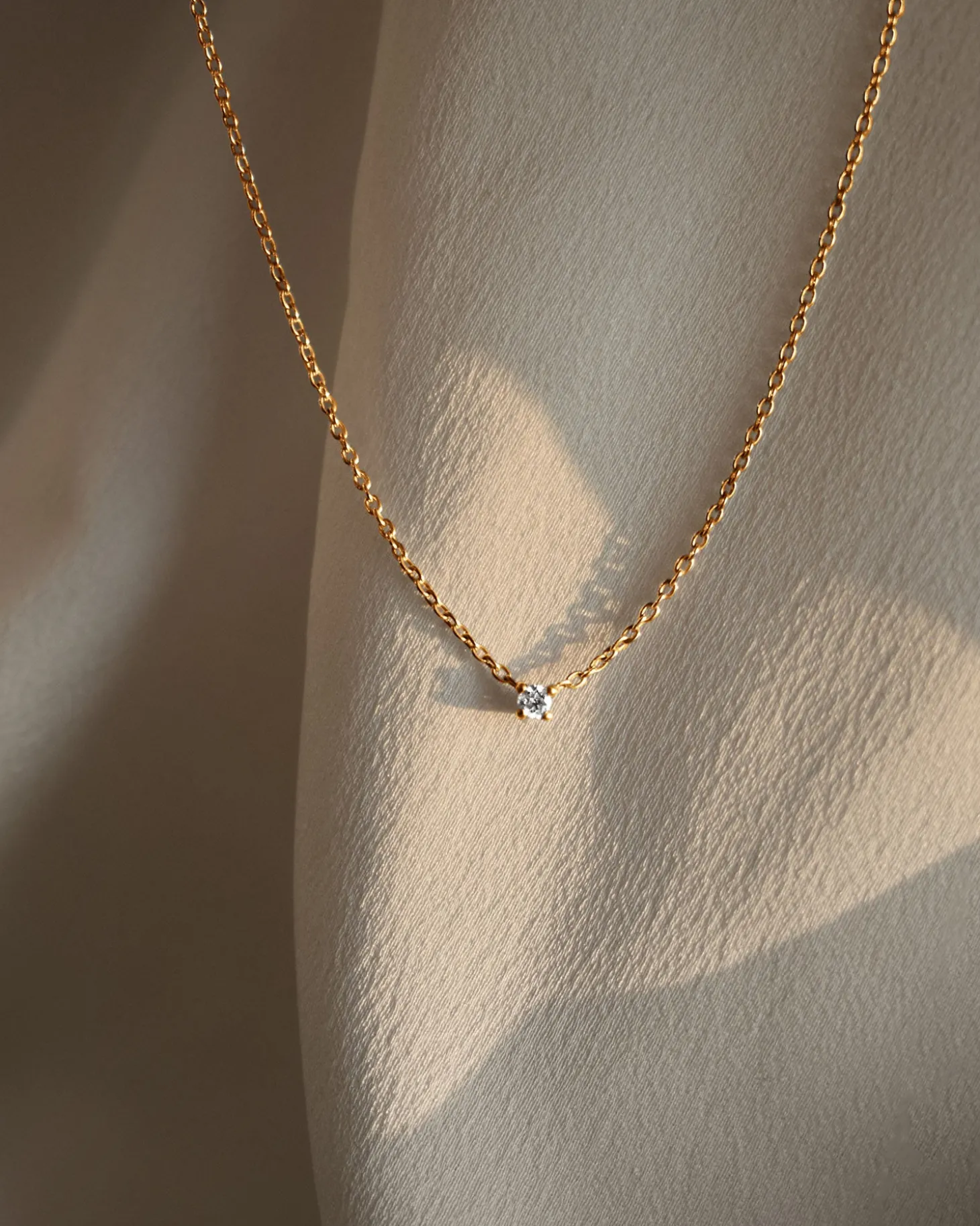 diamond_sky_drop_necklace_2-1.webp Diamond Sky drop necklace gold