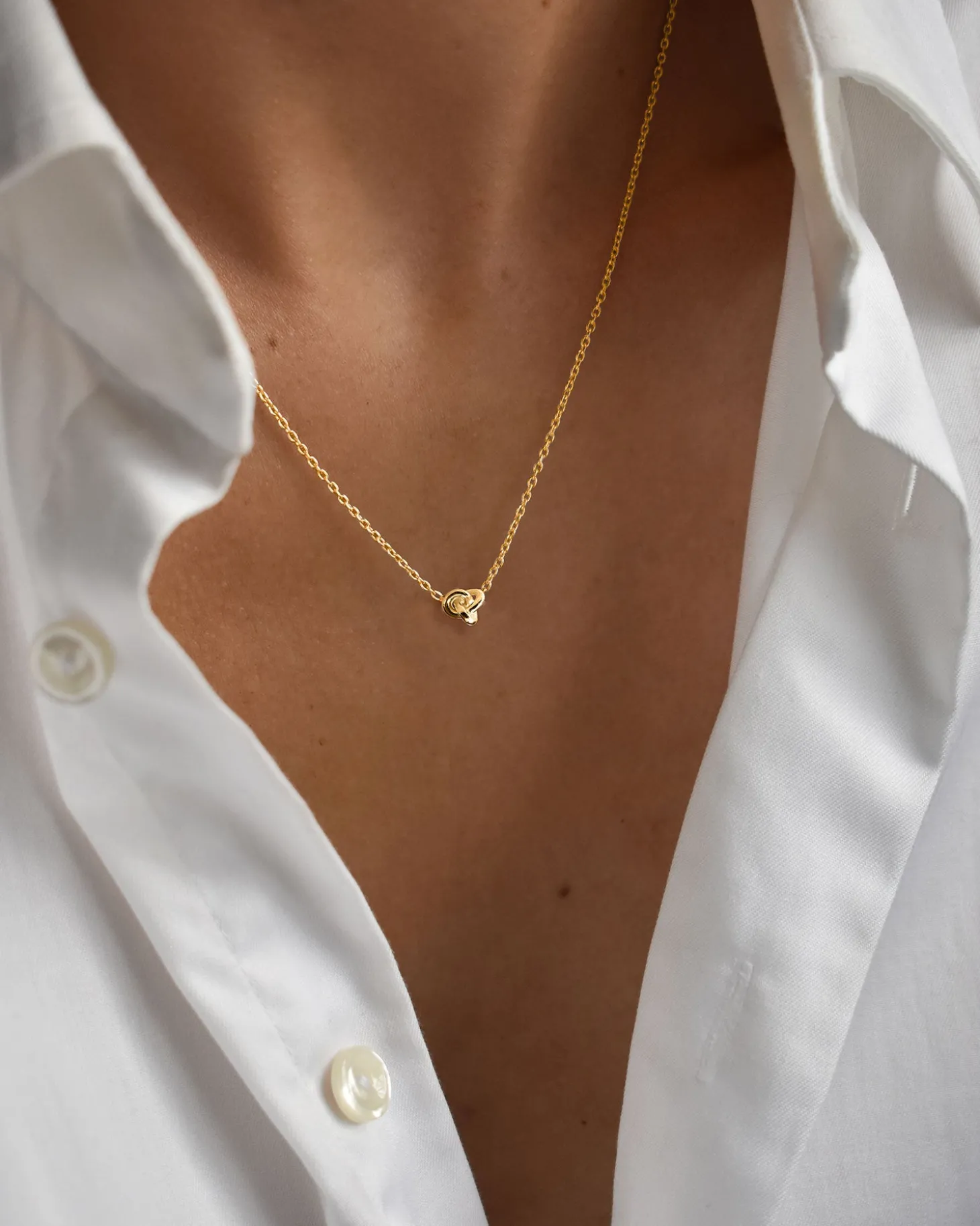 le_knot_drop_necklace_gol_1.webp Le Knot drop necklace gold