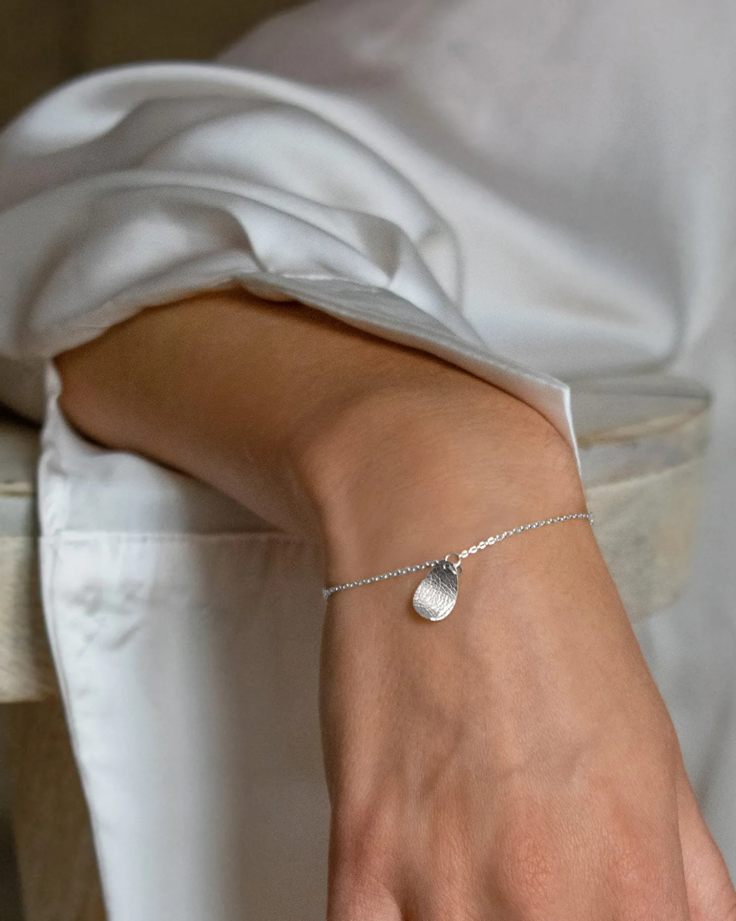 leaf_drop_bracelet_silver_0.webp Leaf drop bracelet silver