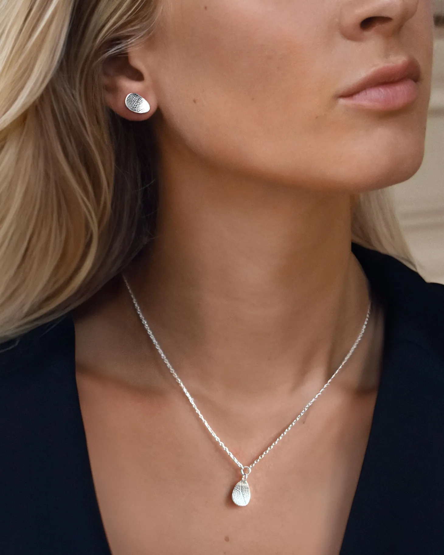 leaf_drop_necklace_silver_2.webp Leaf drop necklace silver