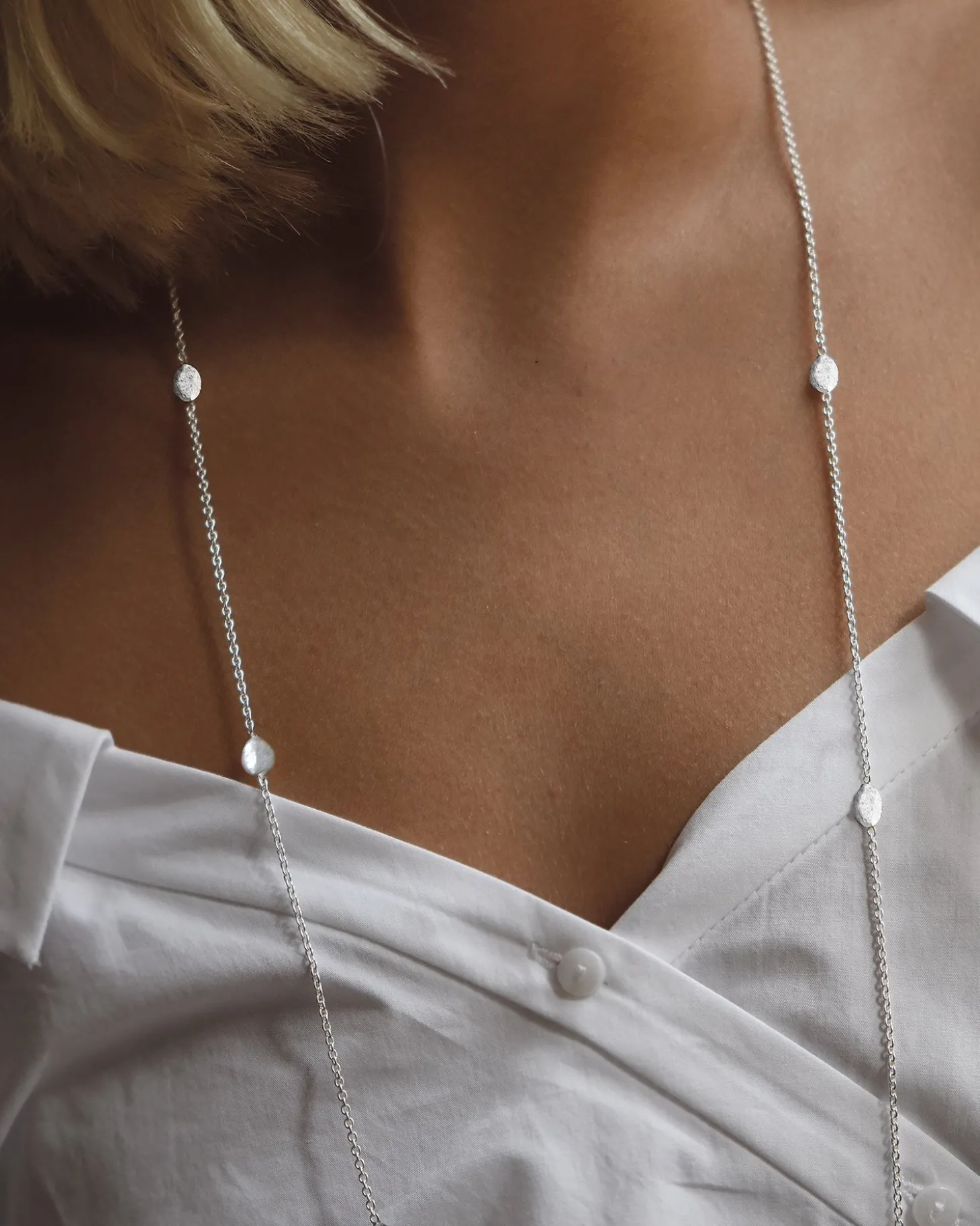 pebbles_necklace_long_sil_3.webp Pebbles necklace long silver
