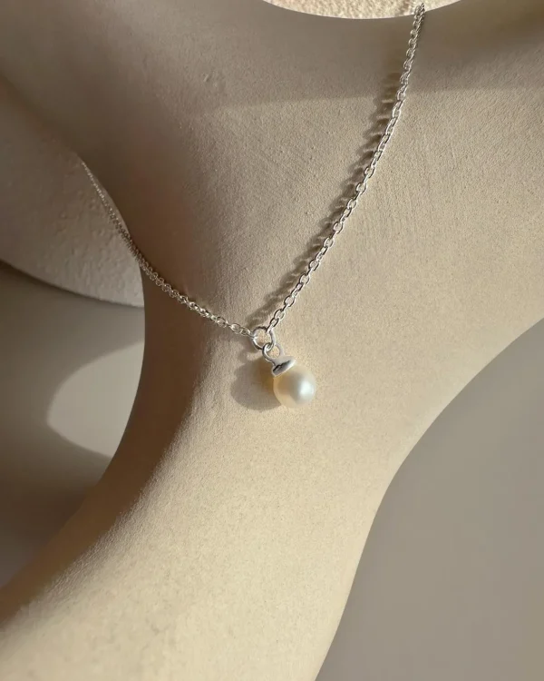 Petite Pearl single necklace silver