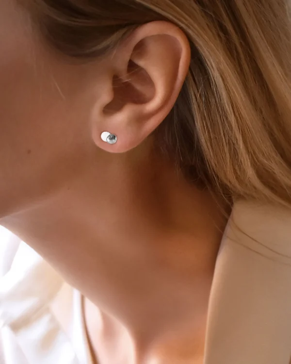 Rocky Shore drop studs silver