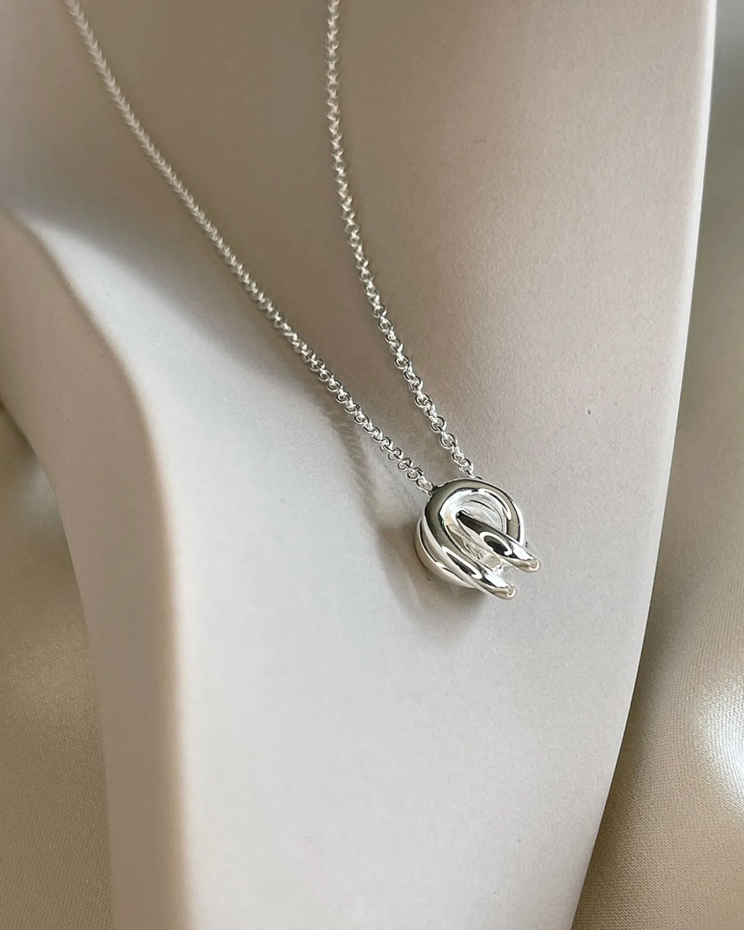 unity_necklace_silver_3.webp Unity necklace silver