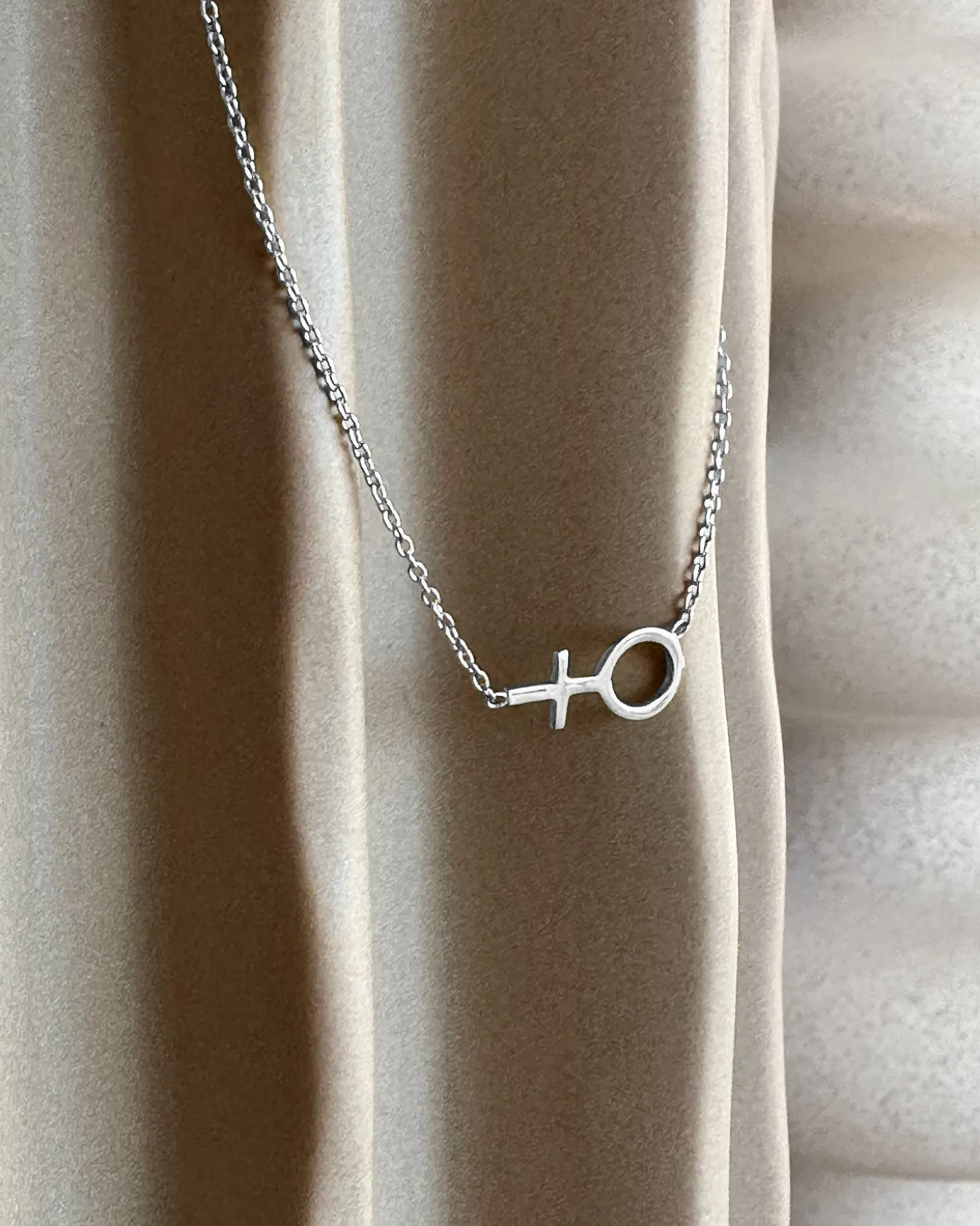 women_unite_small_necklac_2.webp Women Unite small necklace silver